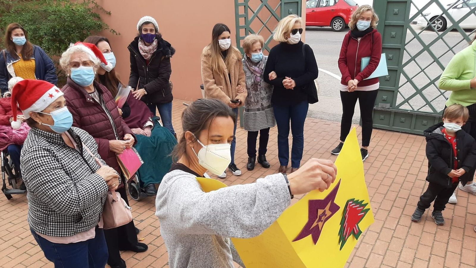 Alumnos del colegio Camposoto felicitan las fiestas a los usuarios de la residencia y centro de día de Alzheimer.