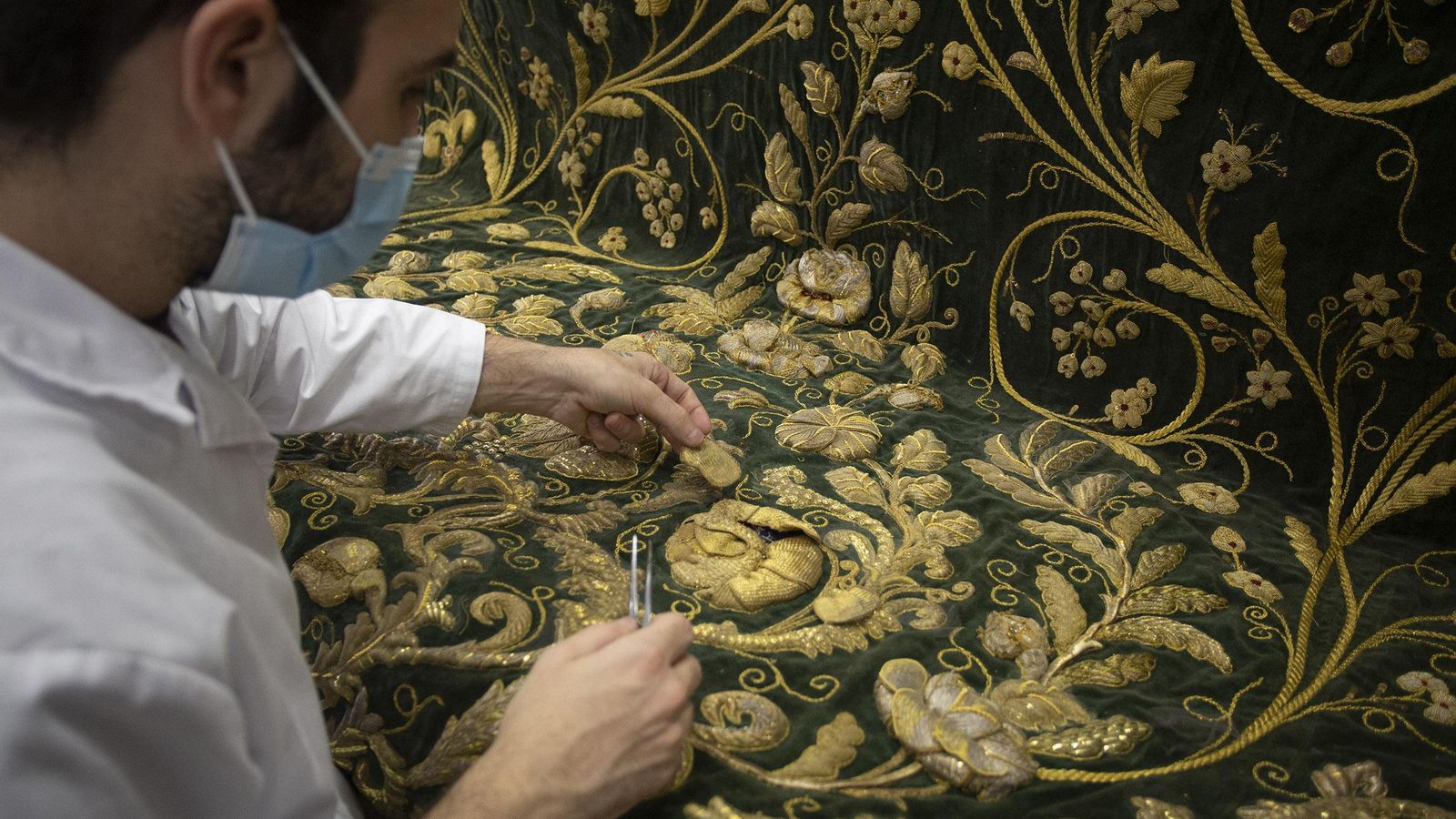 Pablo Pérez restaura el bordado del siglo XIX de un manto.