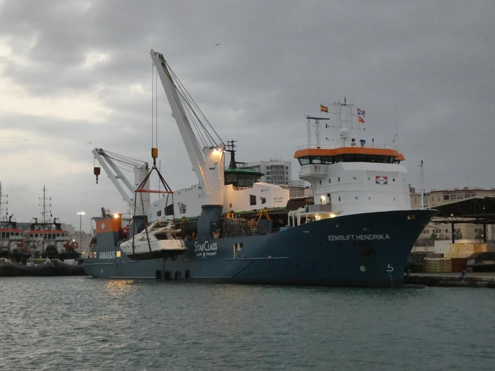 Buque ‘Eemslift Hendrika’ cargando un yate en su primera operativa malagueña en febrero de 2022.