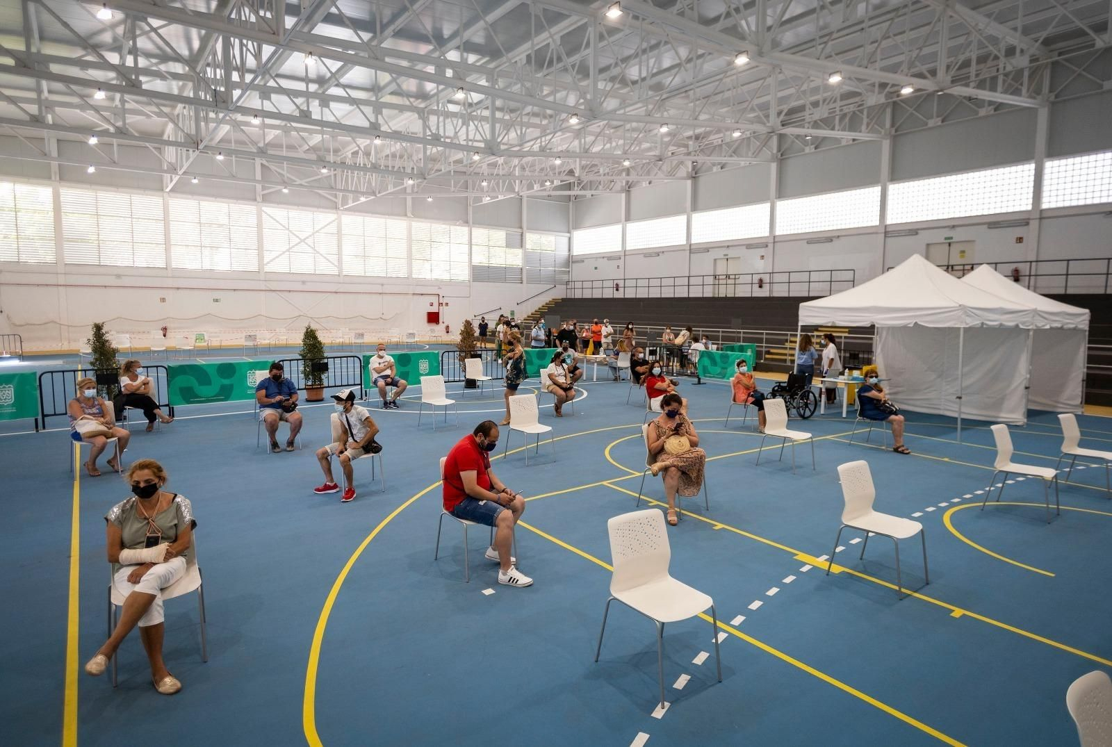 Personas en el centro de vacunación de San Fernando.