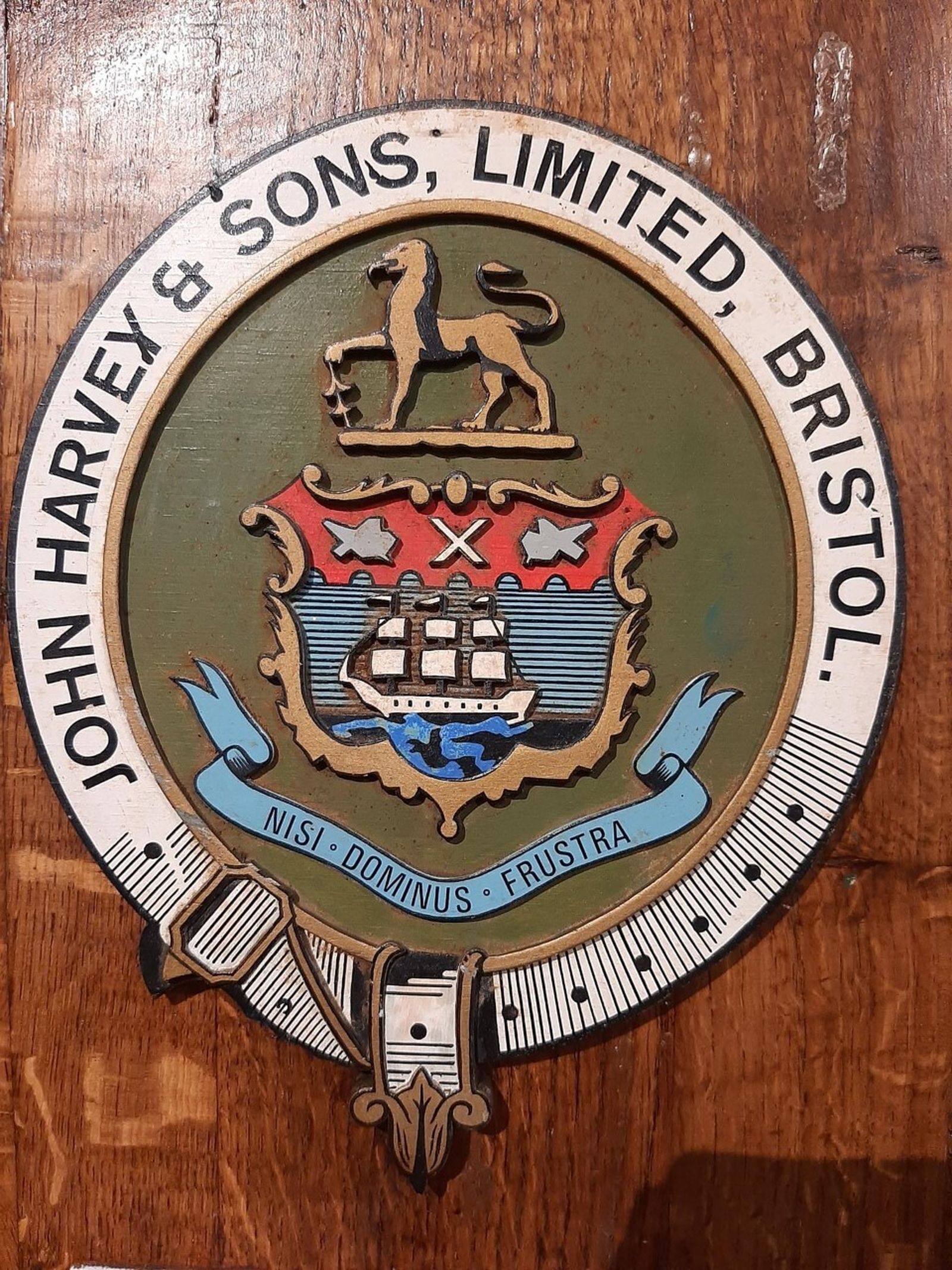 El emblema de las bodegas Harveys en la bota del Consejo Regulador.