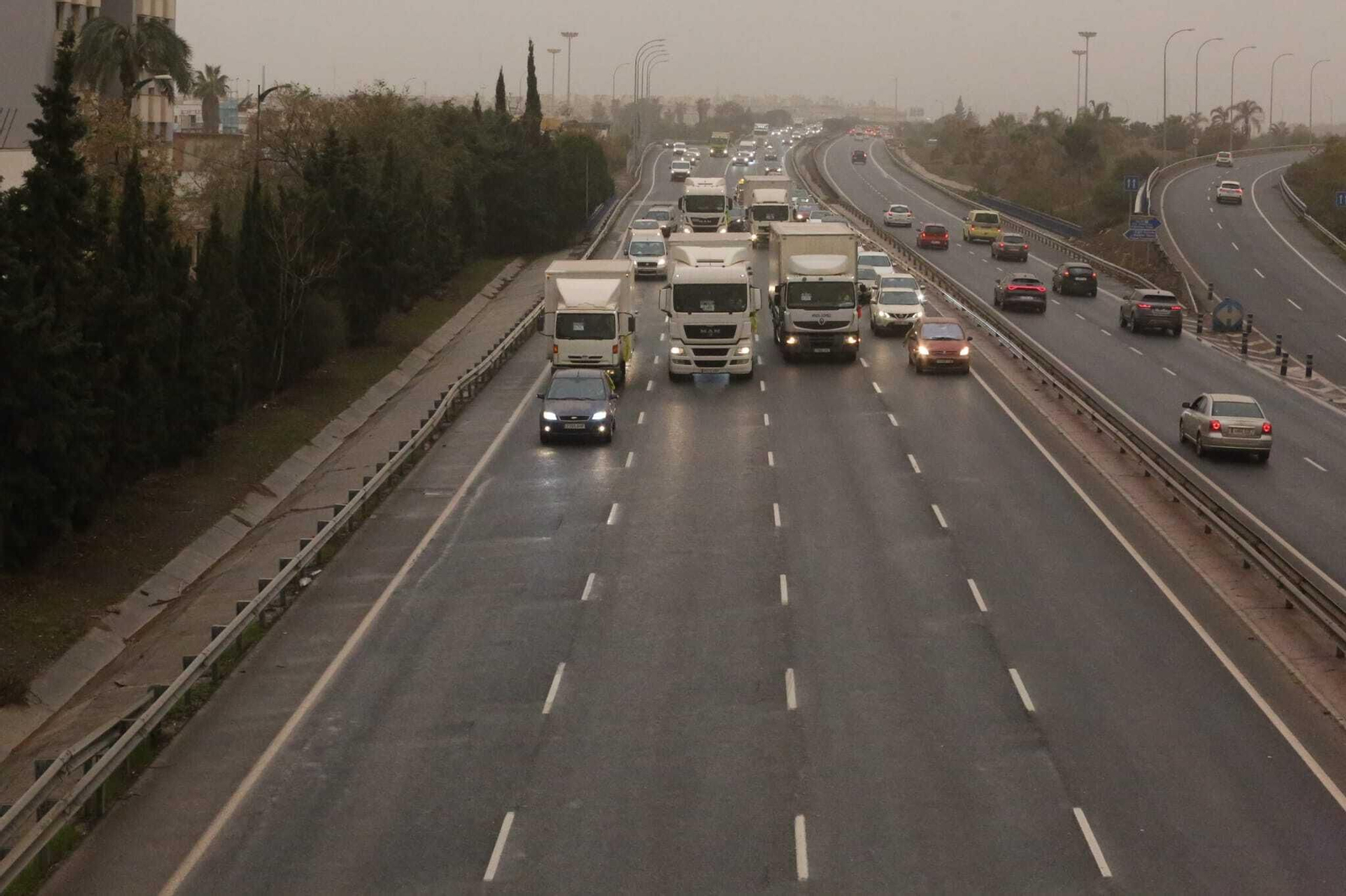 Varios camiones, esta tarde, generando retenciones en la entrada a Málaga en la A-357.