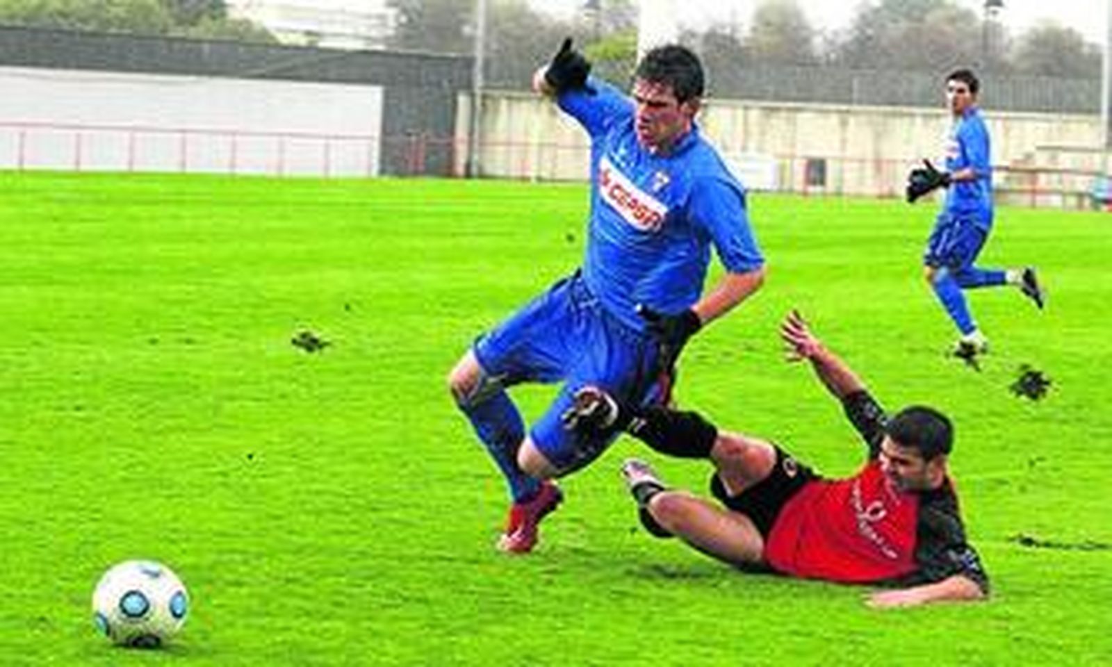 Álvaro Benítez supera a un adversario para intentar cazar el balón.