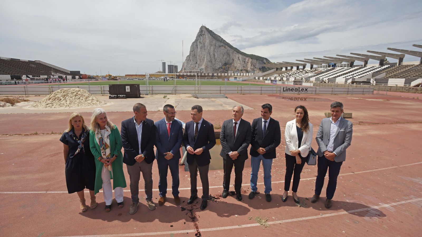 Fotos de la visita de Juanma Moreno al estadio municipal de La Línea