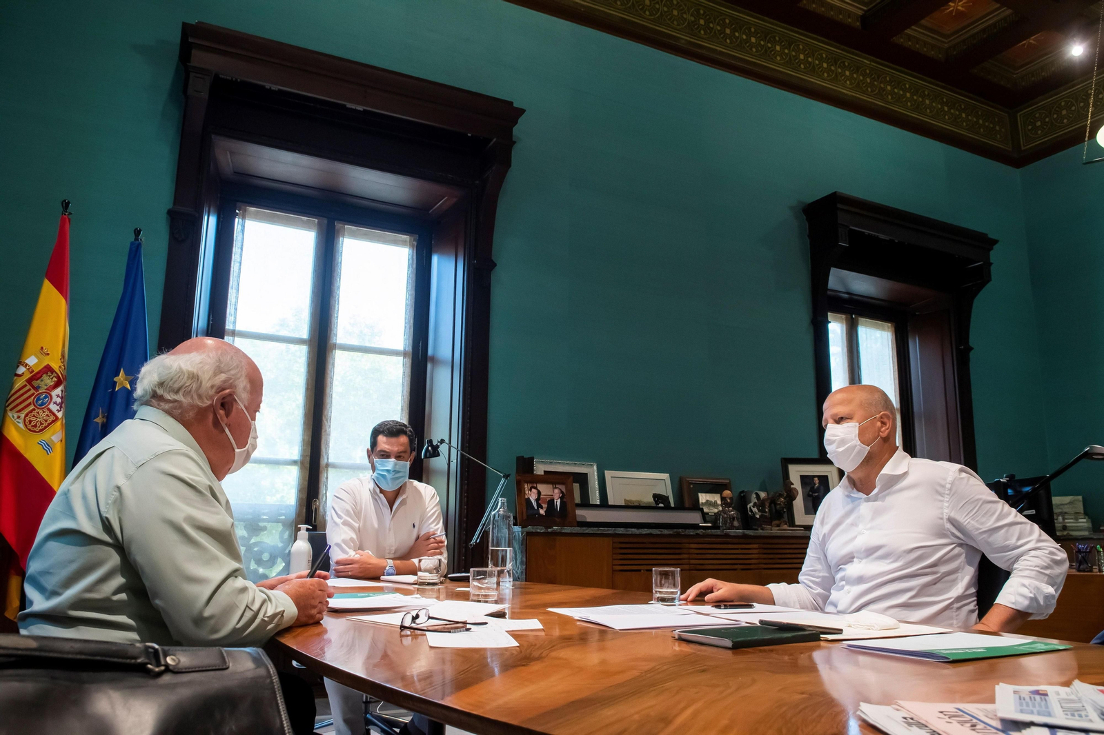 El consejero de Educación, Javier Imbroda, reunido con el de Salud, Javier Aguirre, y con Juanma Moreno. El consejero de Educación, Javier Imbroda, reunido con el de Salud, Javier Aguirre, y con Juanma Moreno.