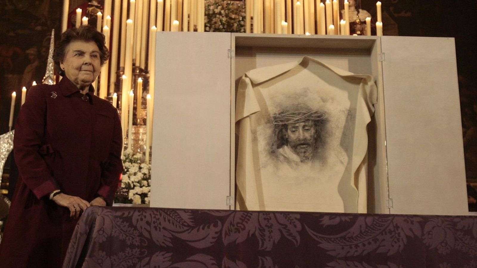 Carmen Laffón junto al paño de la Verónica del Valle