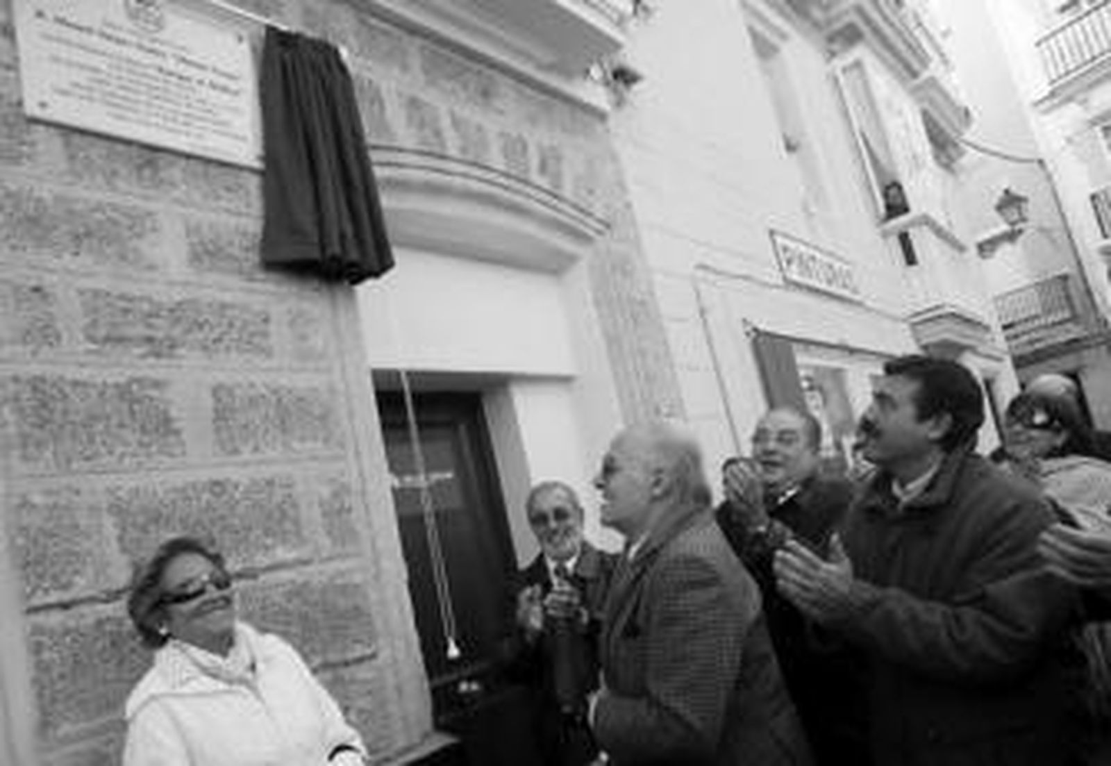 Un momento del acto del descubrimiento de la placa homenaje a Manolo Vargas.