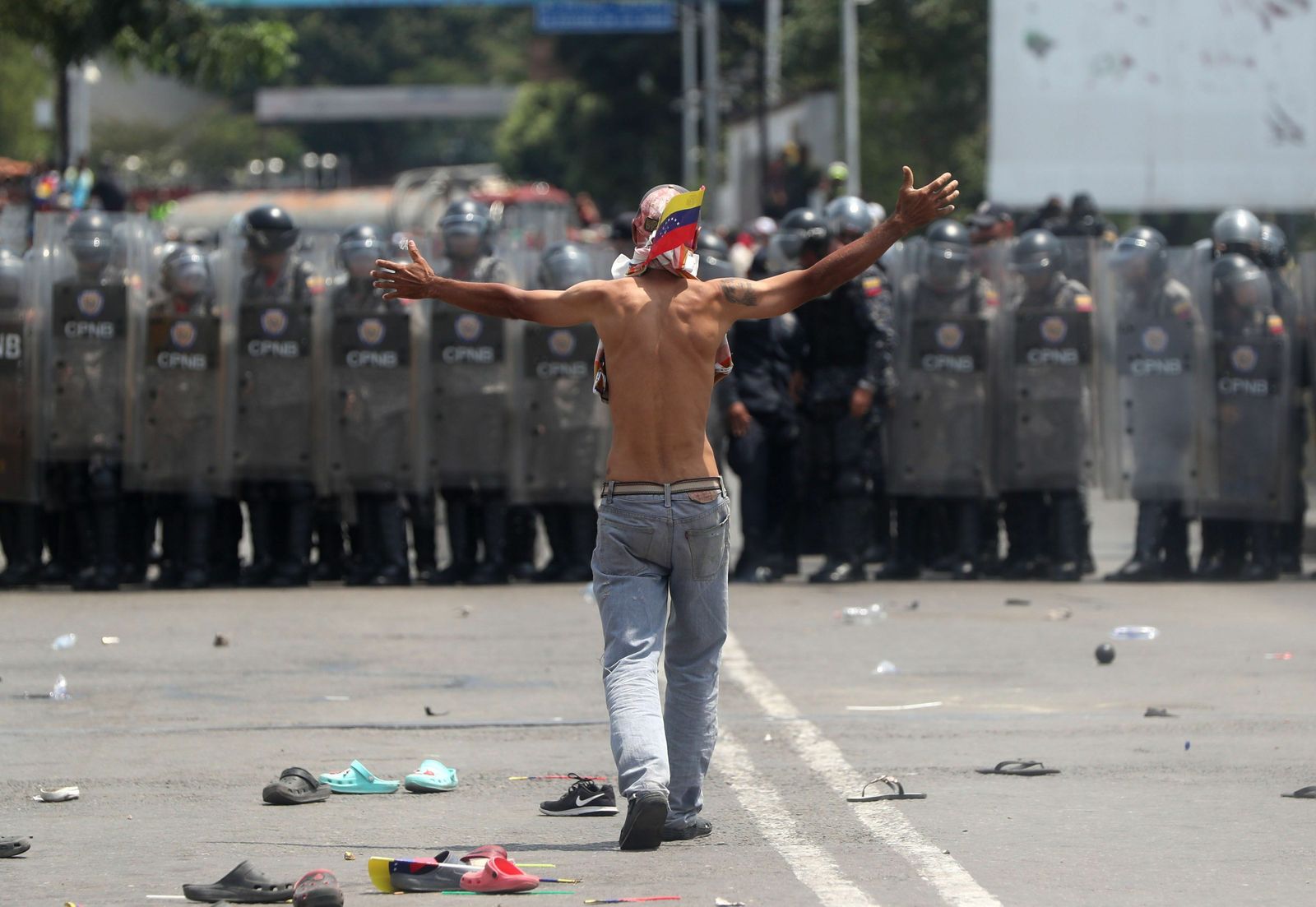 Manifestantes opositores se enfrentan a la Policía venezolana, en el Puente Internacional Simón Bolívar, este sábado, en Cúcuta.