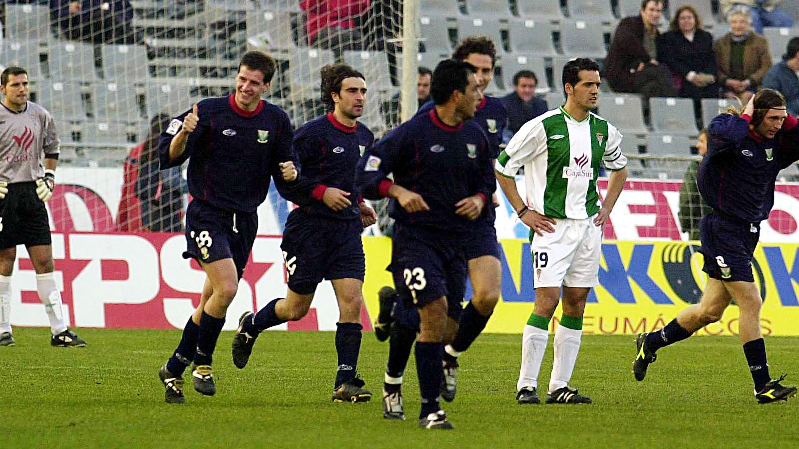 Los jugadores del Leganés celebran un gol de su victoria en 2003 en El Arcángel.