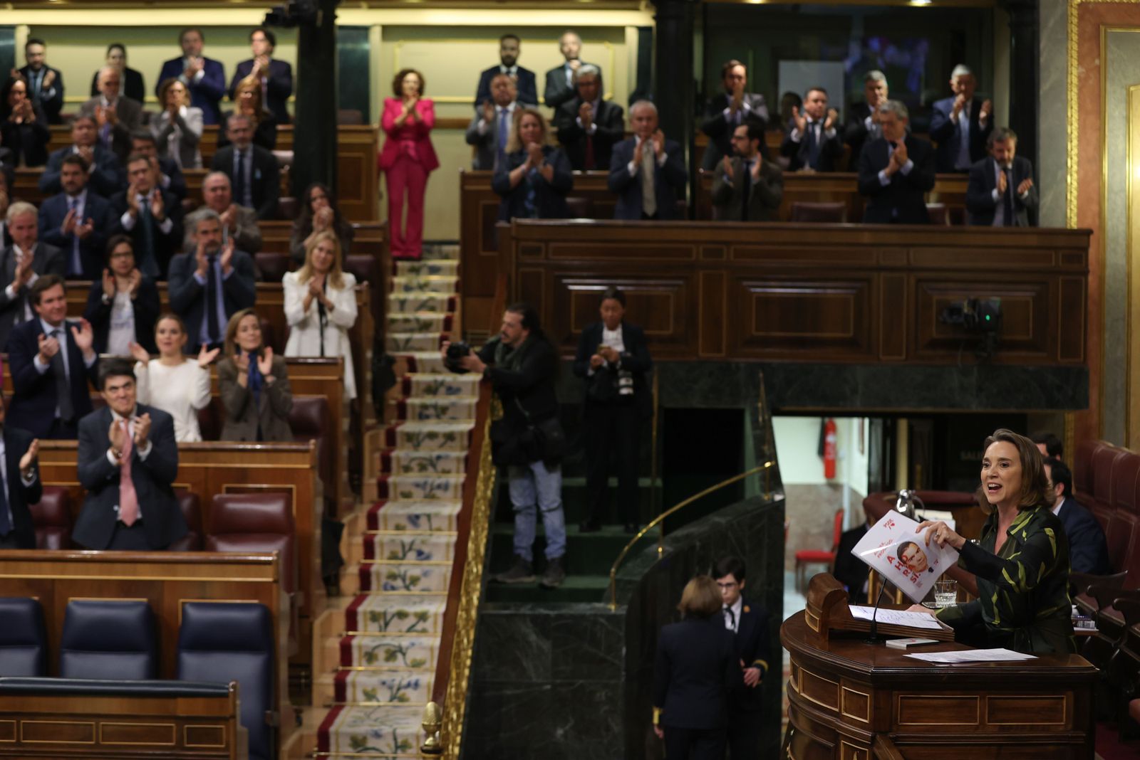 La portavoz del PP, Cuca Gamarra, interviene desde la tribuna durante el pleno extraordinario del Congreso de los Diputados celebrado el jueves pasado.