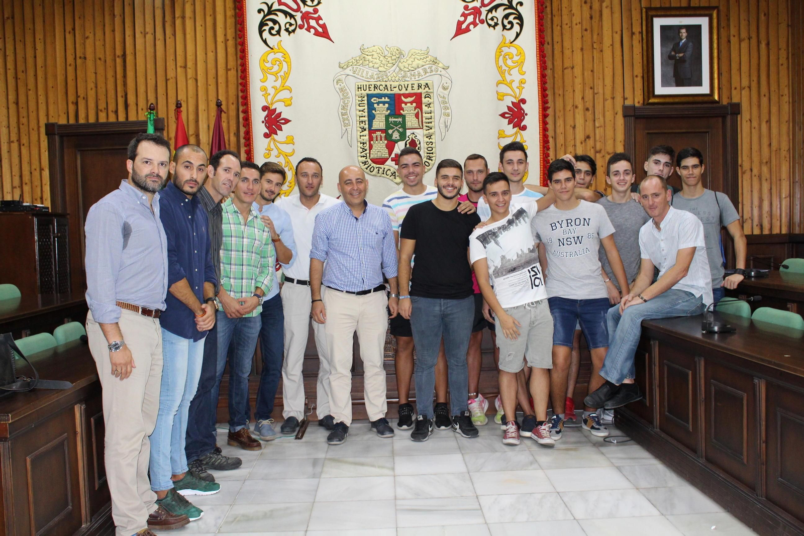 Los representantes del Ayuntamiento y del centro de formación con los alumnos.