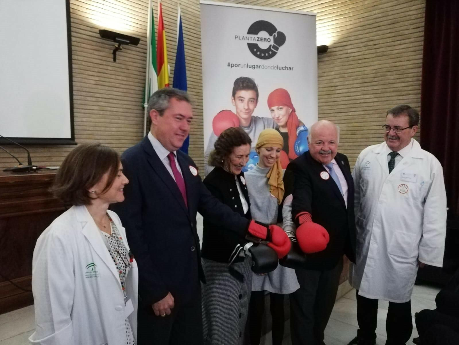 El consejero Jesús Aguirre, junto al alcalde de Sevilla, Juan Espadas, y representares sanitarios.