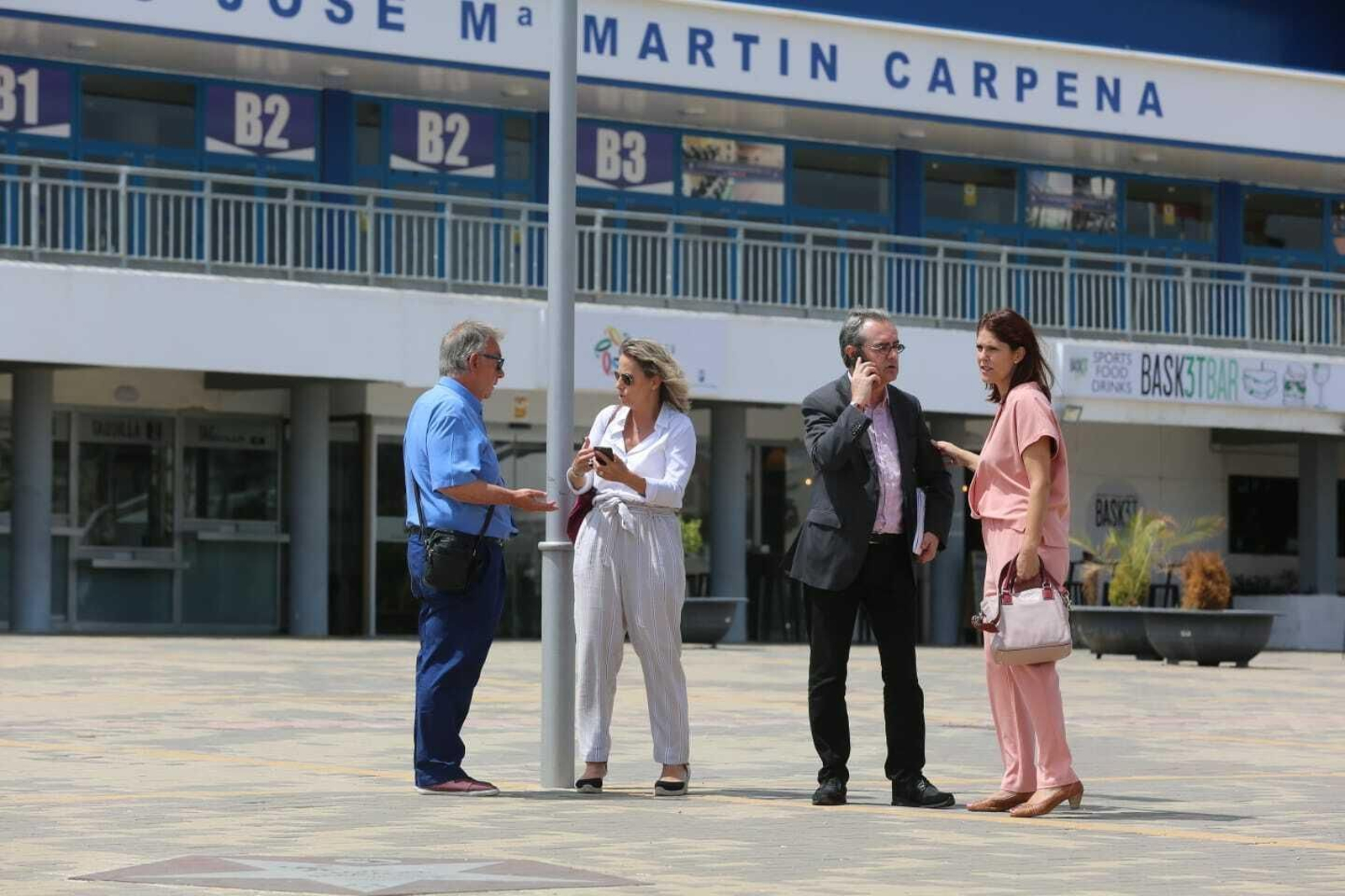 Juan Antonio Vigar y Noelia Losada junto a los visitantes salen del Martín Carpena.