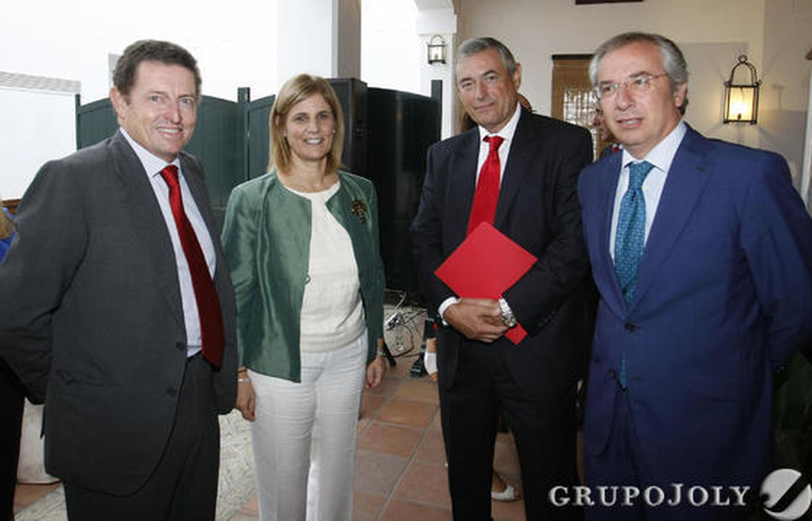 El hermano mayor de la Hermandad del Rocío, Isaac Camacho; la alcaldesa, María José García-Pelayo; el director territorial del Banco Santander en Andalucía, José Luis Fernández; y el subdelegado del Gobierno, Javier de Torre.

Foto: Aranda / Pascual