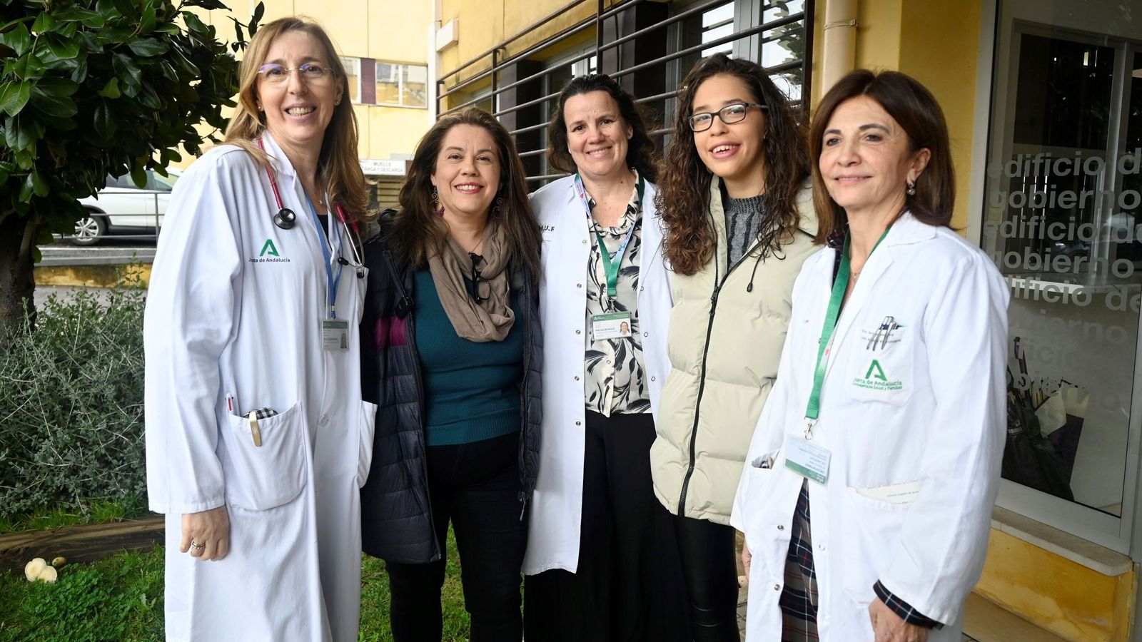 Sofía, Yolanda y las doctoras que llevan su caso en el Hospital Reina Sofía.