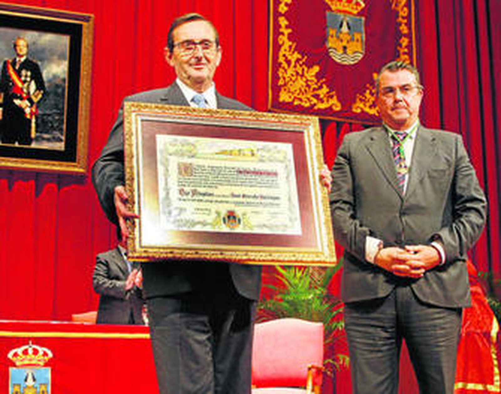 El coordinador local de Cáritas, José Serrato, recibió ayer los honores como Hijo Adoptivo de la Ciudad.