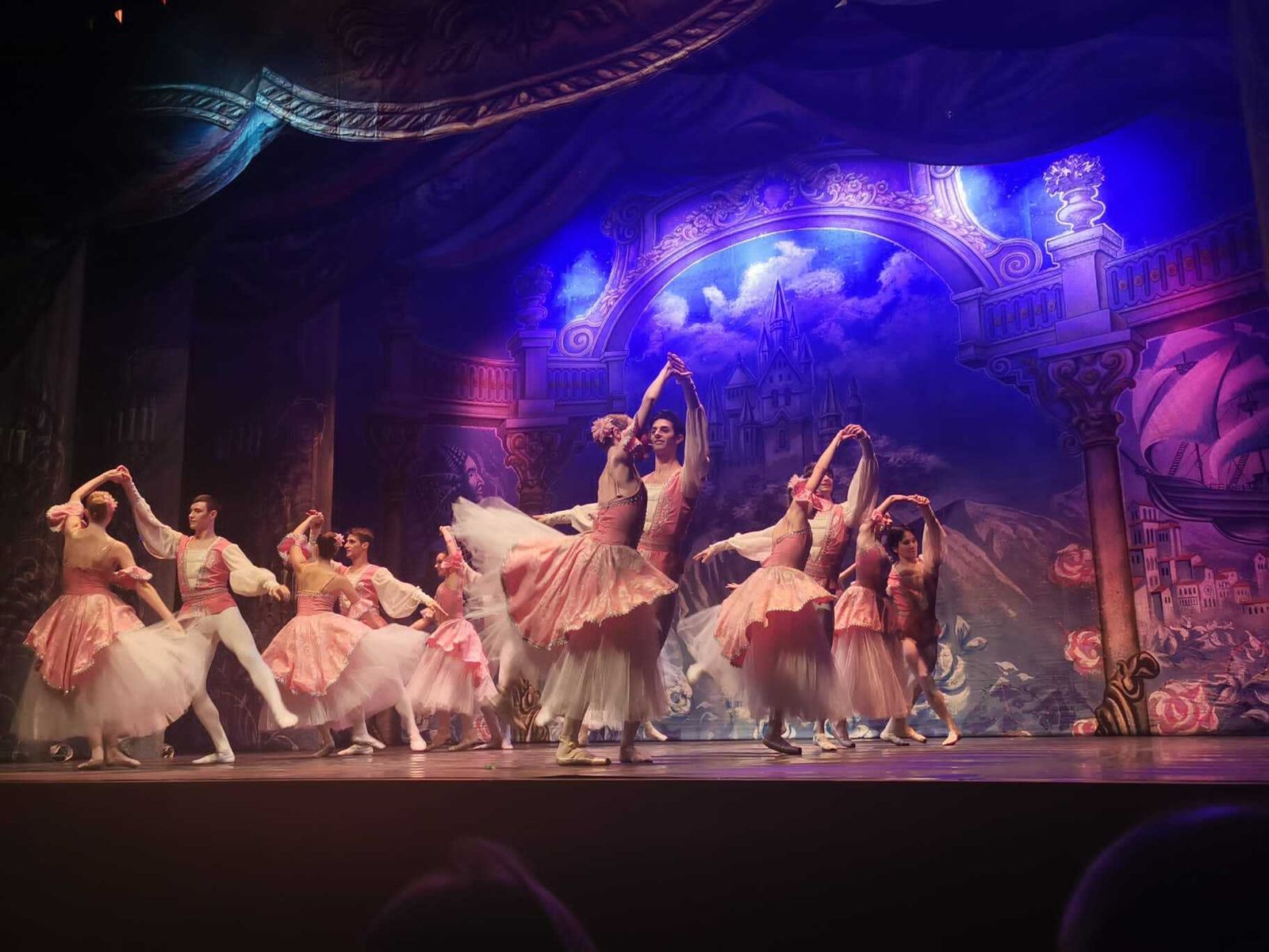 El cuerpo de baile hizo alarde de una gran profesionalidad y virtuosismo sobre las tablas del escenario.