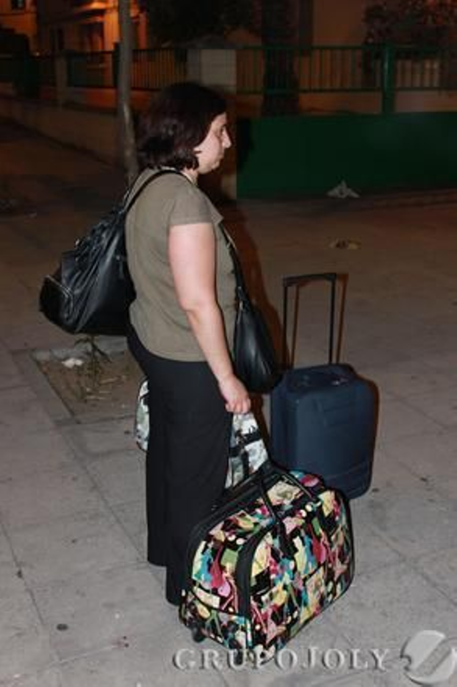 Una de las desalojadas con sus maletas en la calle en plena noche.  Foto: Gines Quiñones