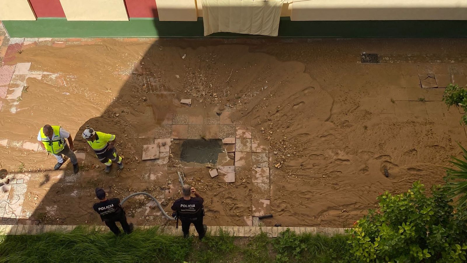 Rotura de una tubería de agua en La Ardila. Foto realizada por los vecinos.