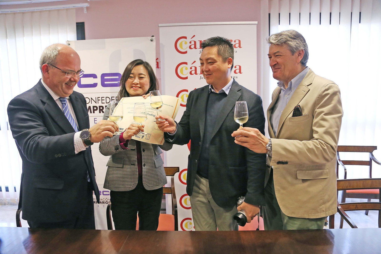 Mónica Zhou y su marido Zhu Jiang, ayer junto a Javier Sánchez Rojas y César Saldaña durante la entrega del premio.