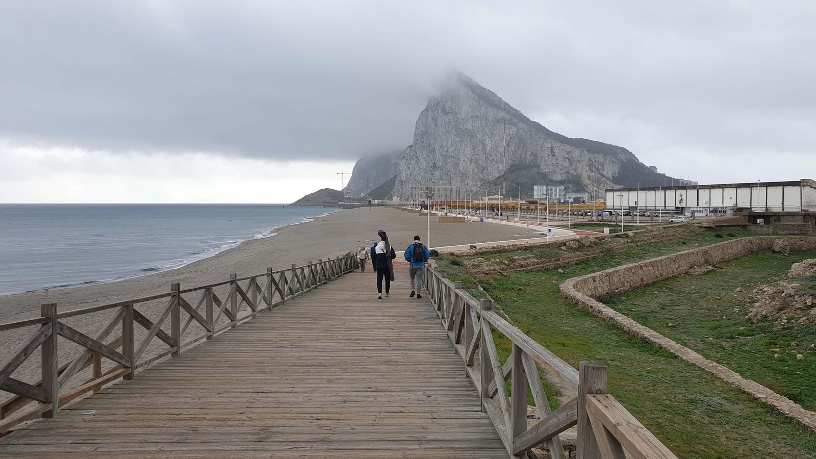 La playa de Levante de La Línea y, al fondo, Gibraltar.