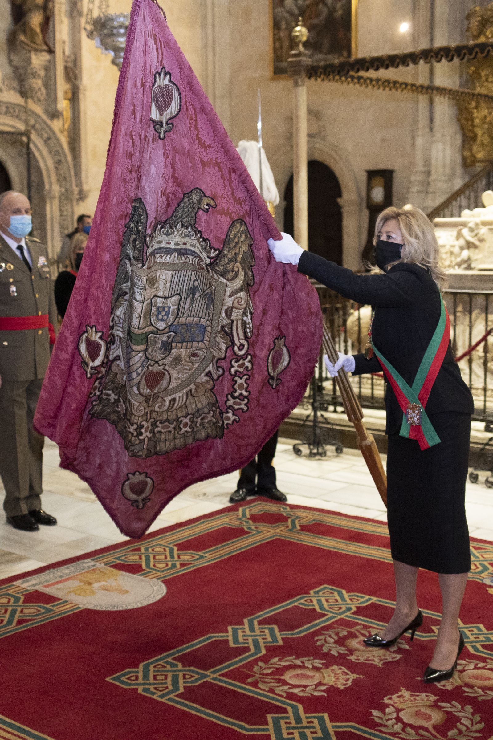 Fotos de la Toma de Granada: La tremolación más íntima del Pendón en el interior de la Capilla Real