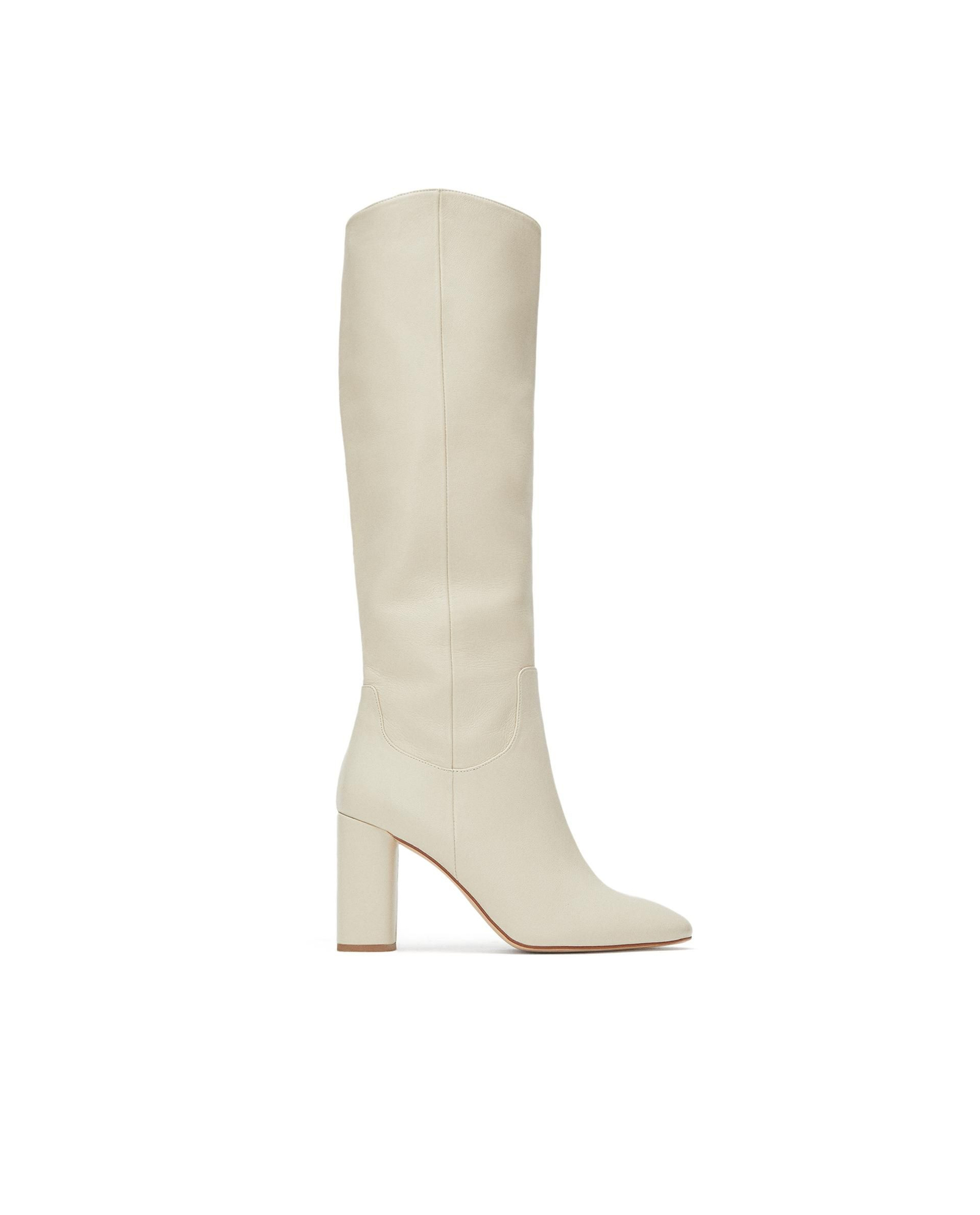 Botas altas: en color crema y con tacón alto. De Zara. Los mejores zapatos de tendencia esta temporada