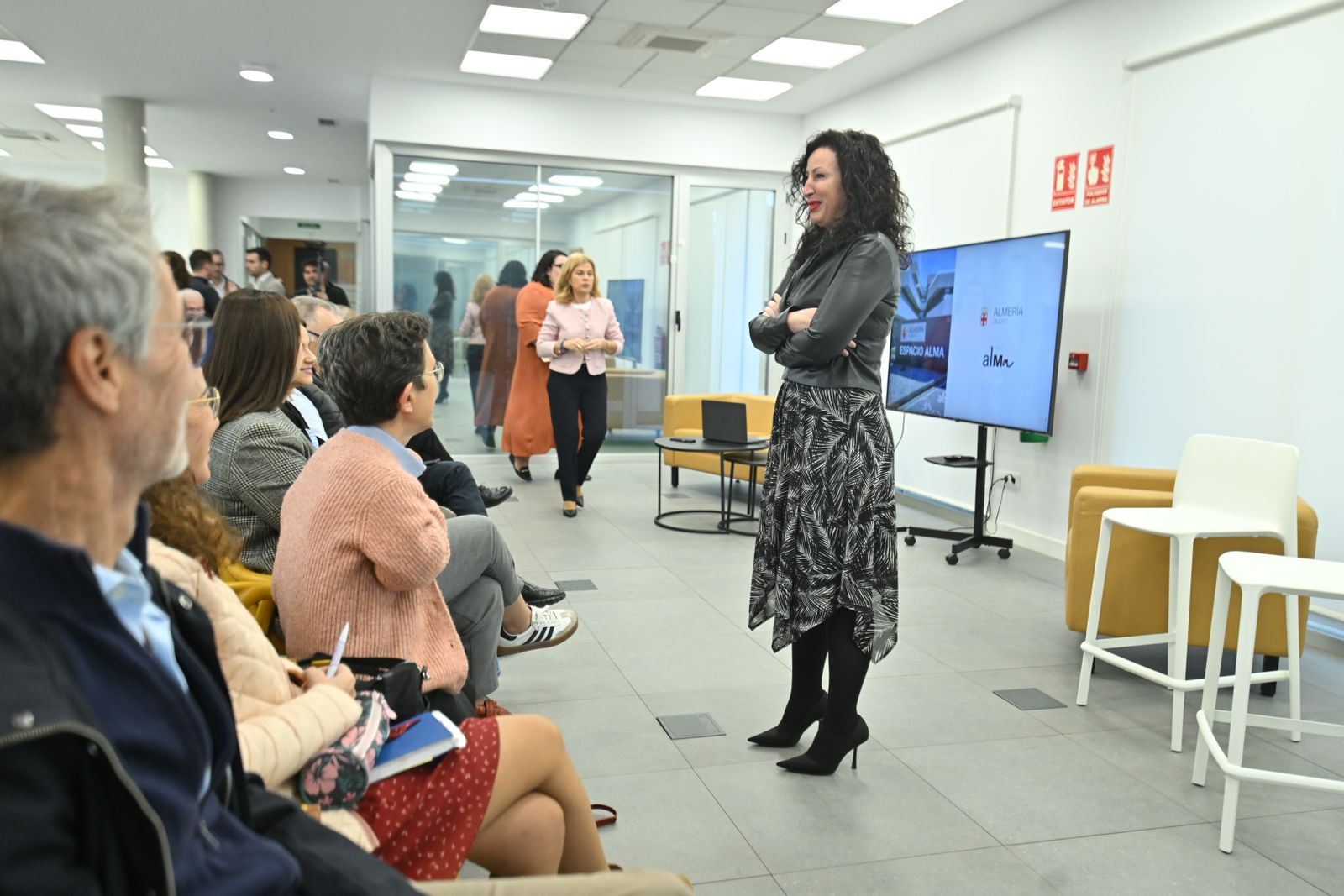 La alcaldesa con los representantes de ls asociaciones en el Espacio ALMA.