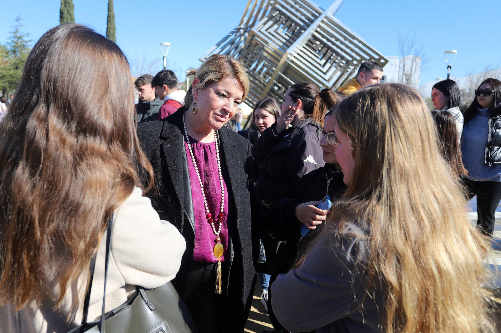 Imágenes del minuto de silencio guardado en la Universidad de Huelva en memoria de los estudiantes fallecidos en el incendio