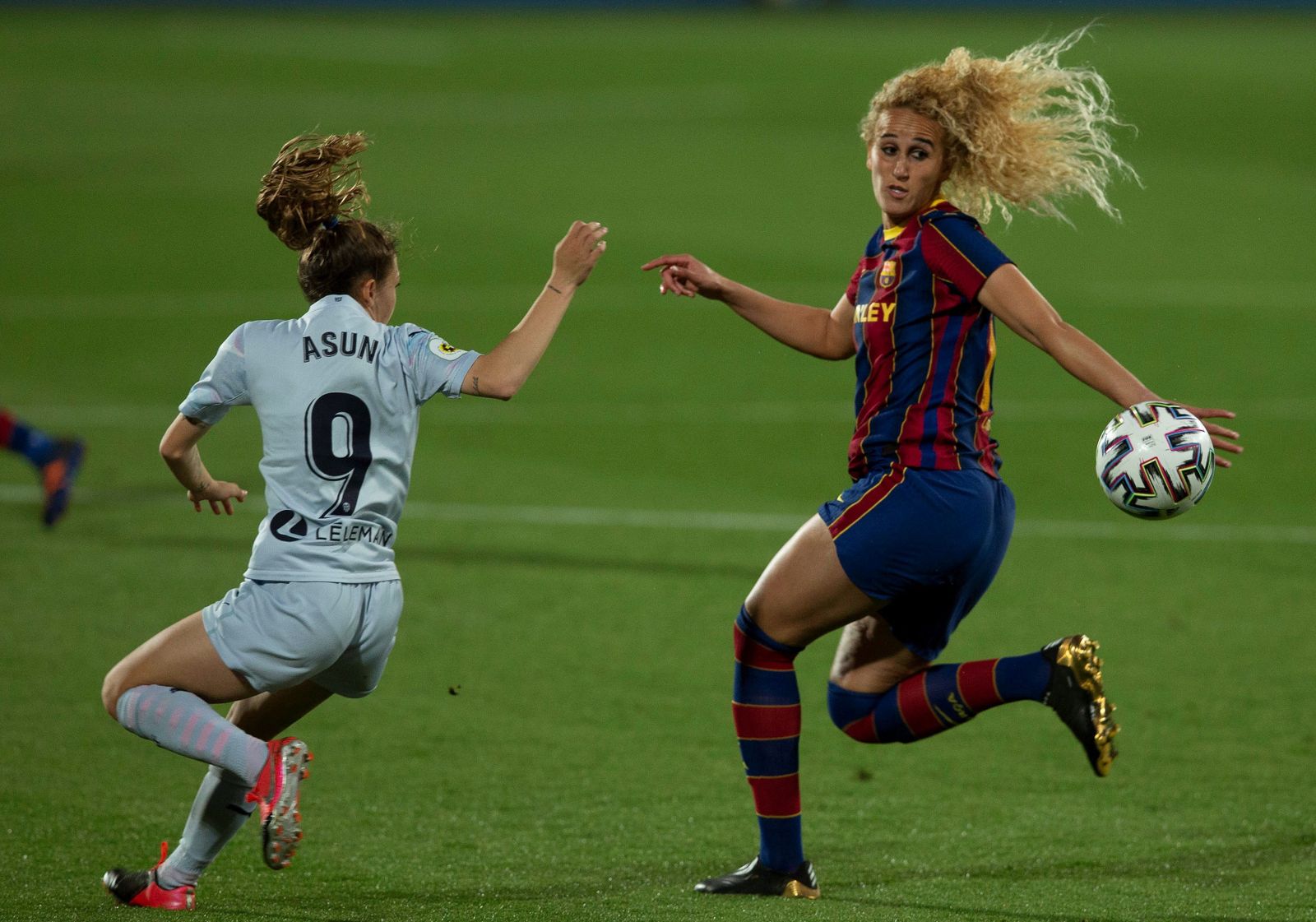 Kheira Hamraoui (d), en su etapa como jugadora del Barcelona.