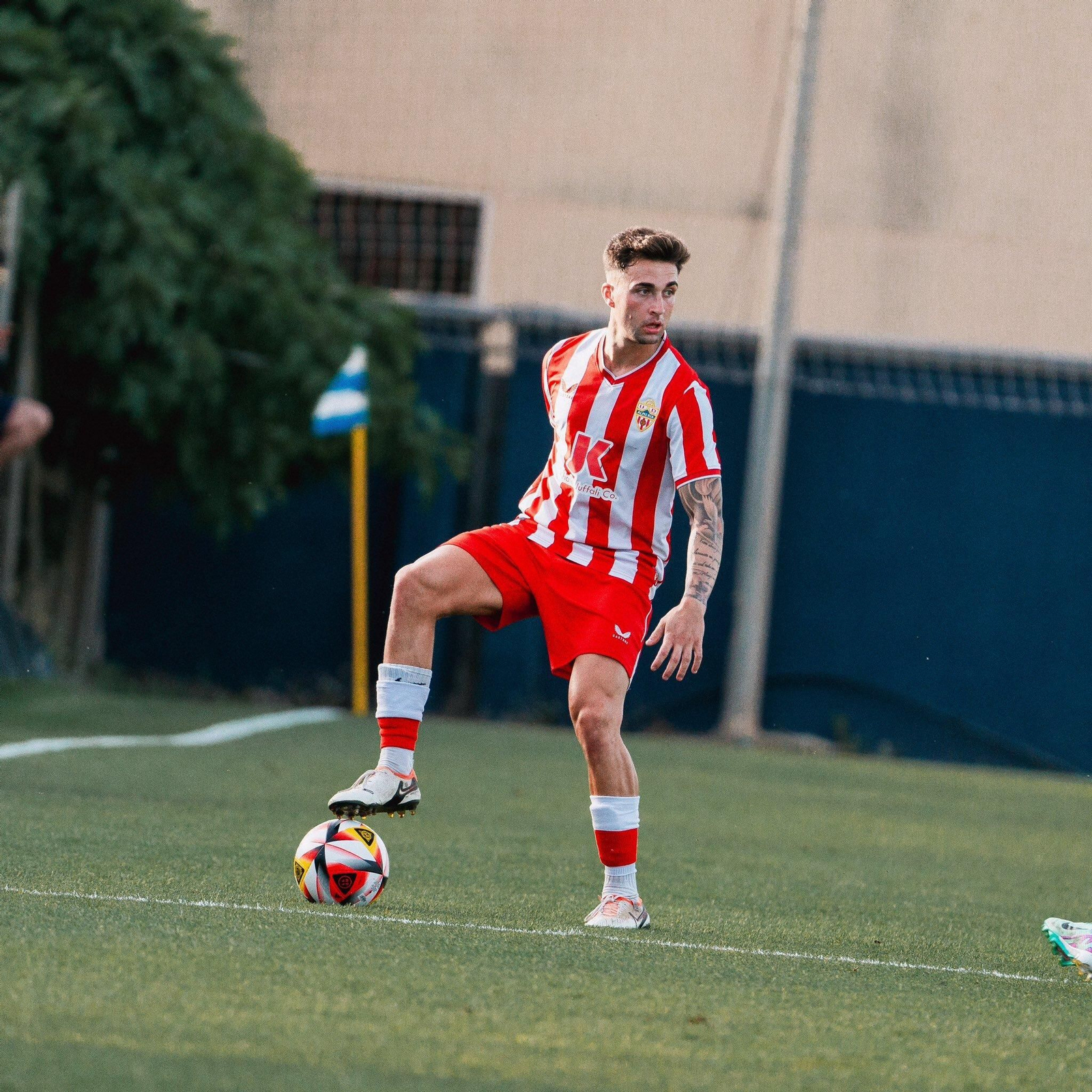 Peñalver pisa el balón tras un control durante una acción de la primera mitad.