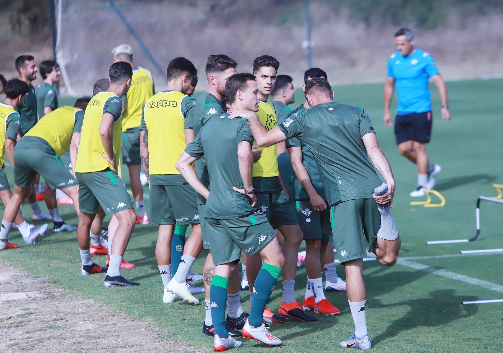 Los jugadores béticos durante un entrenamiento en Jerez.