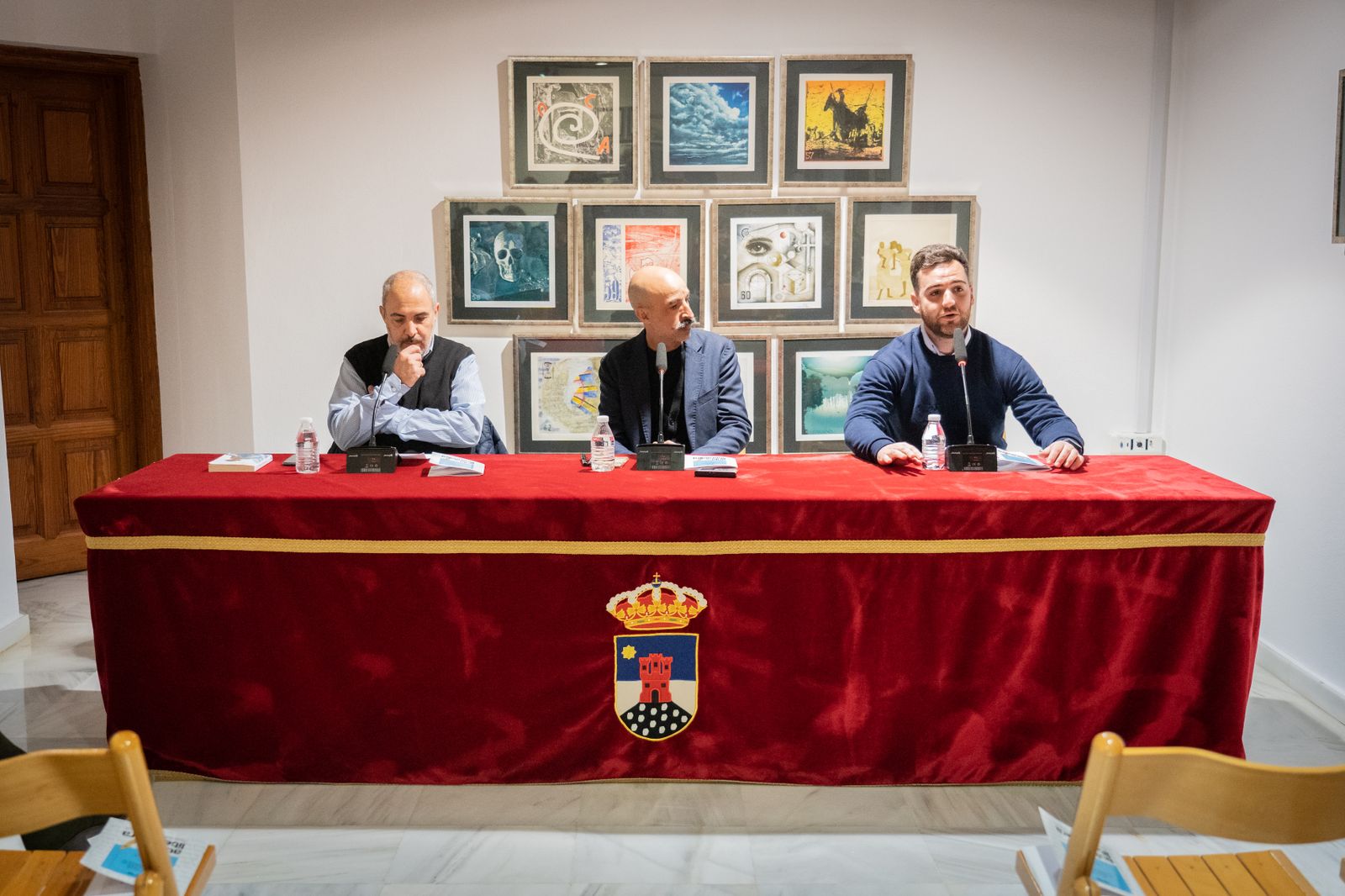 Diego Reche, Jesús Carrasco y el concejal Juan Carlos Muyor en el Aula de Literatura.
