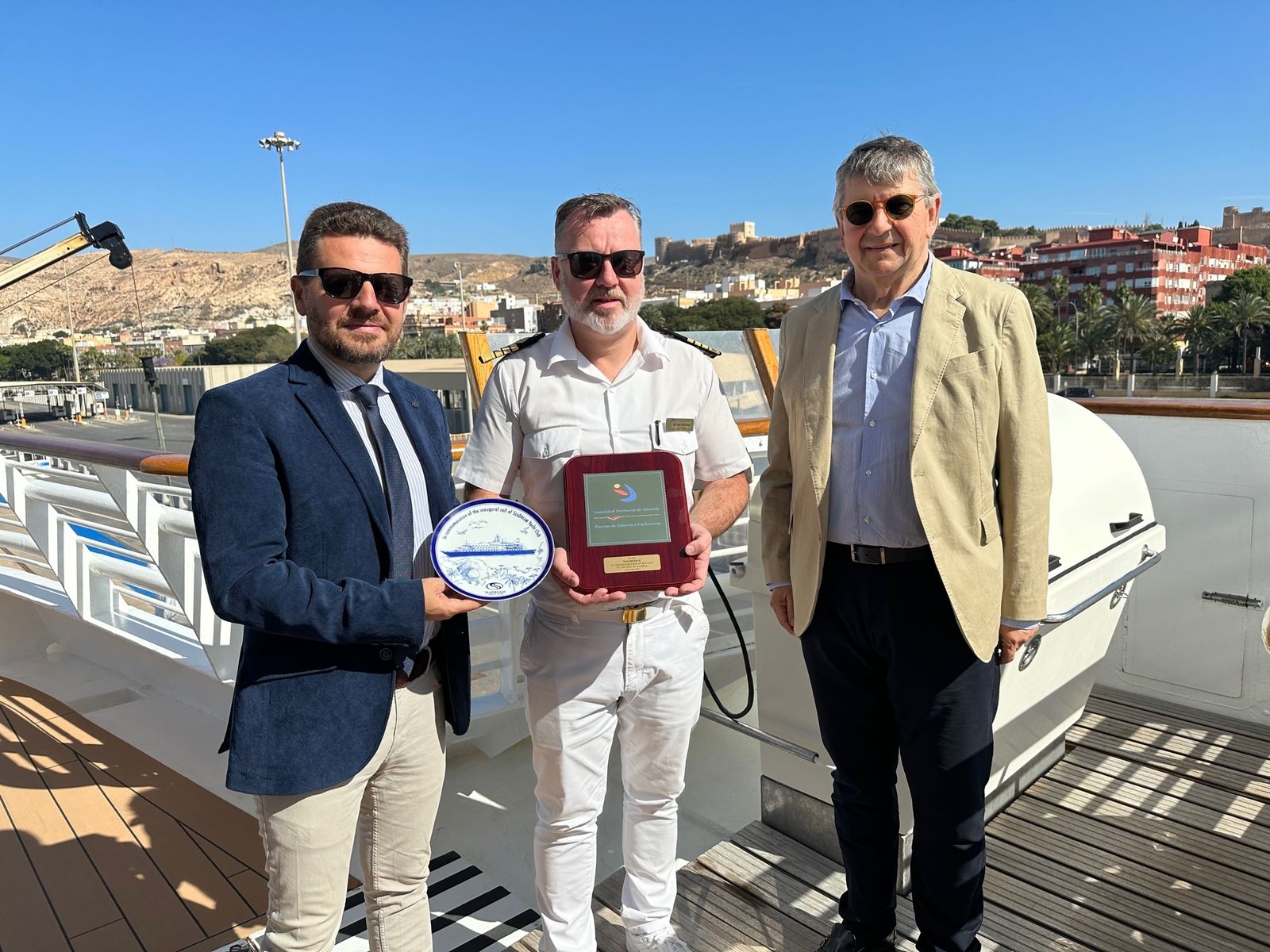 El delegado de Turismo, José Vélez, el capitán del SeaDream II, Michael Macleod, y el director de la Autoridad Portuaria de Almería, José Manuel Sánchez del Águila