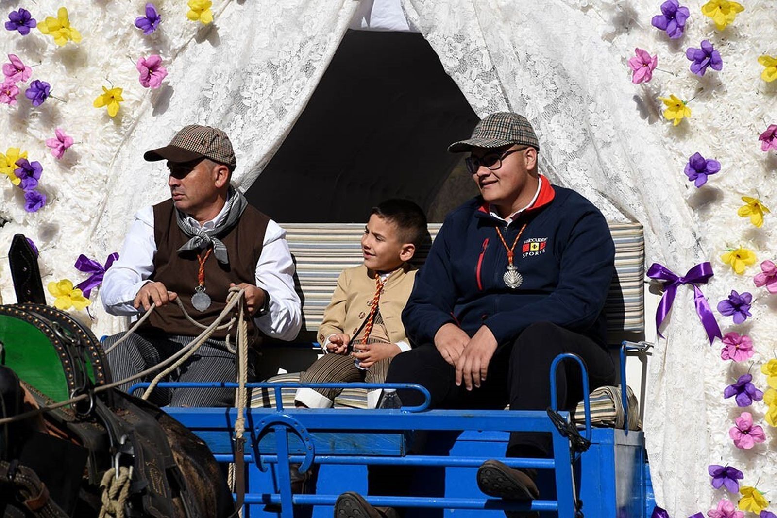 Imágenes de los peregrinos de la Hermandad de Emigrantes en su salida por las calles de Huelva