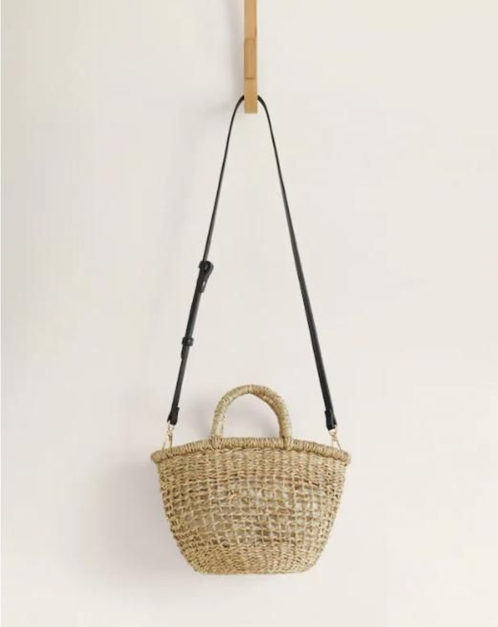 Canasto de mimbre de Mango outlet.