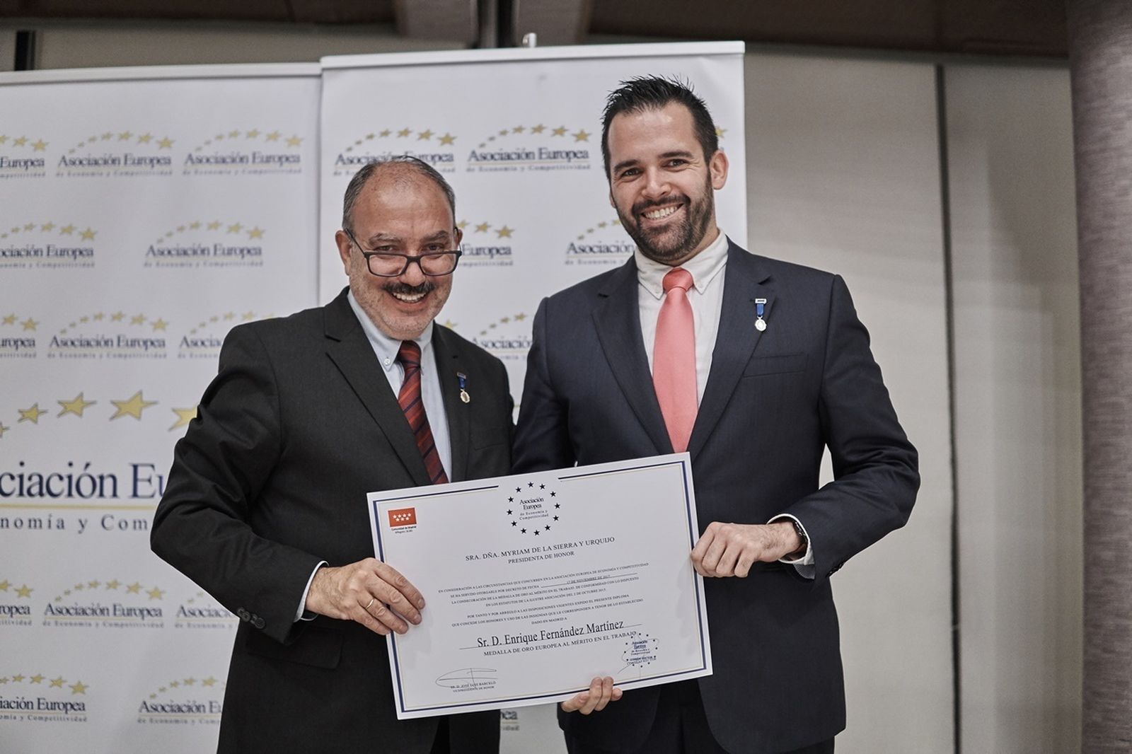 Enrique Fernández con el diploma acreditativo.