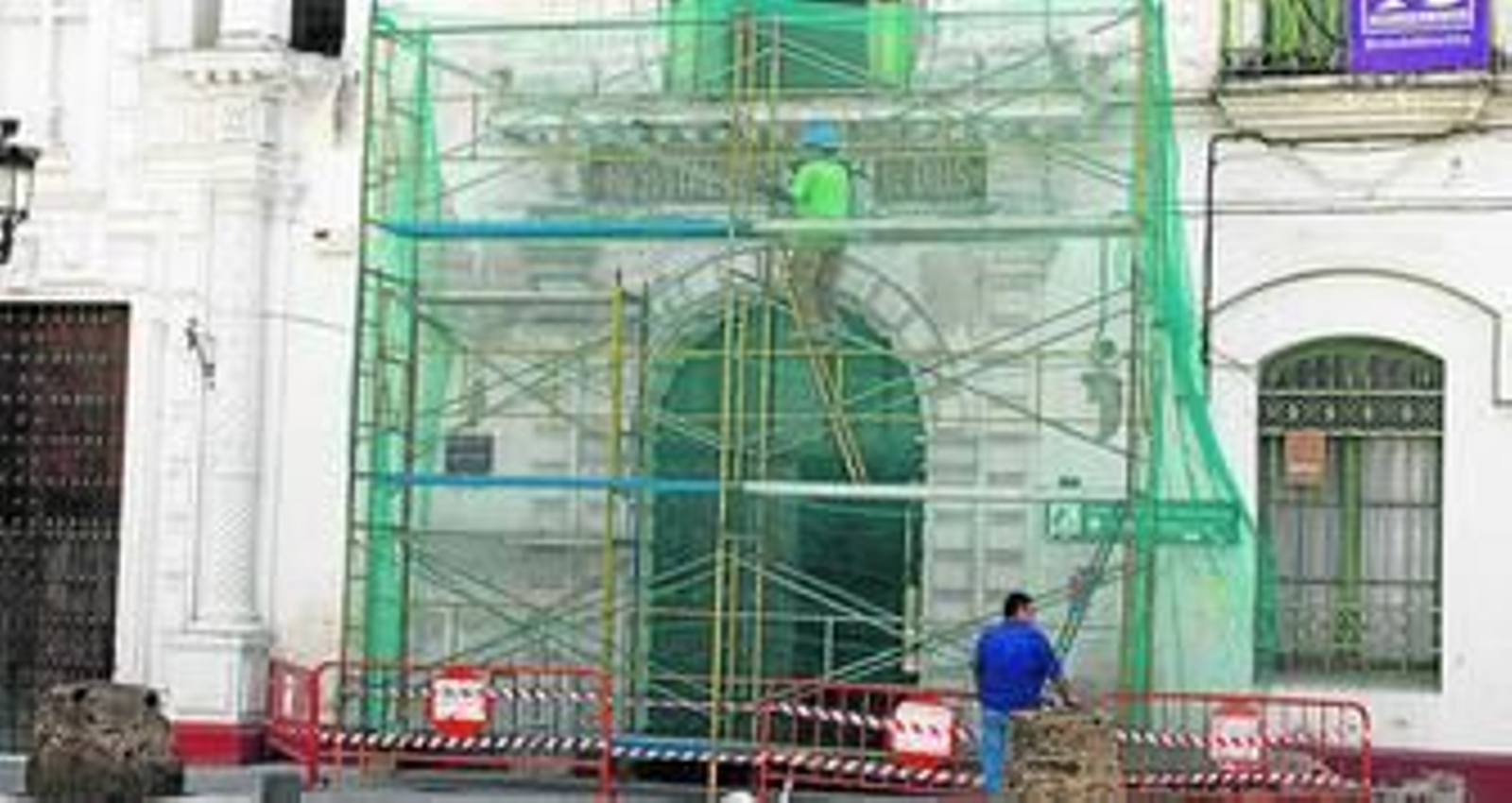 En estos días han comenzado las obras para reparar el balcón principal del antiguo Hospital de San Juan de Dios, de propiedad municipal.