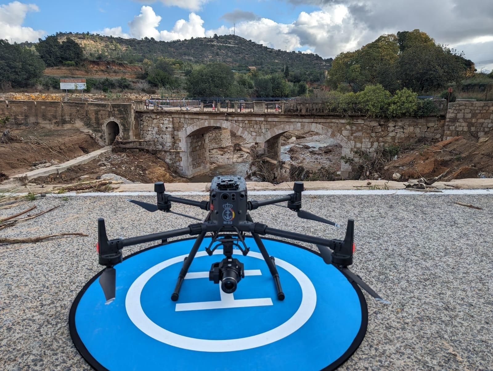 Drones de la Armada para la reconstrucción de un puente romano en Valencia tras la DANA. Drones de la Armada para la reconstrucción de un puente romano en Valencia tras la DANA.