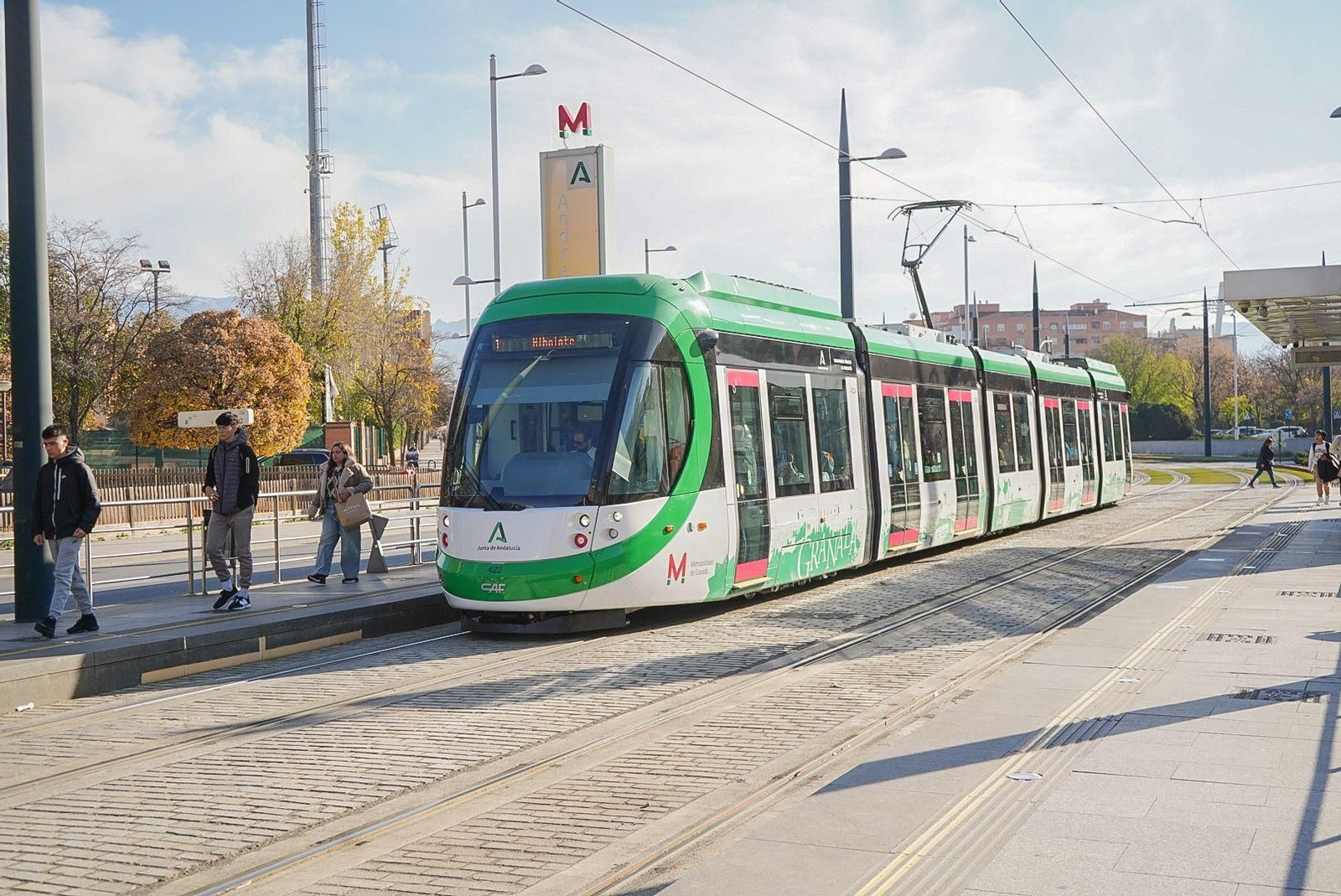Uno de los nuevos trenes del Metro de Granada, durante una parada en Andrés Segovia
