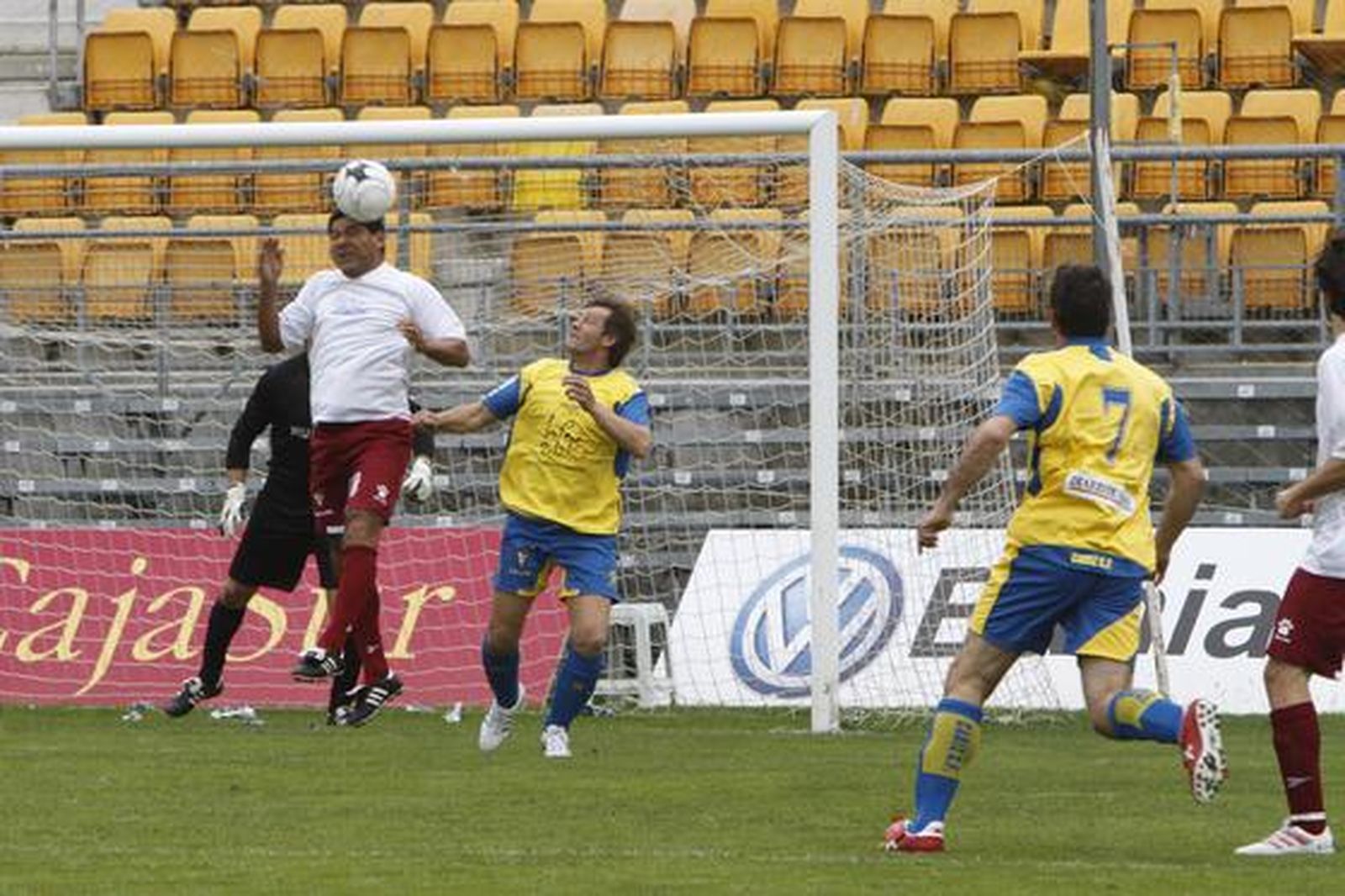 El partido de los Reyes Magos congregó a unas 3.000 personas que disfrutaron del espectáculo futbolístico, al mismo tiempo que colaboraban con la campaña  "Ningún niño sin juguete"

Foto: Lourdes de Vicente