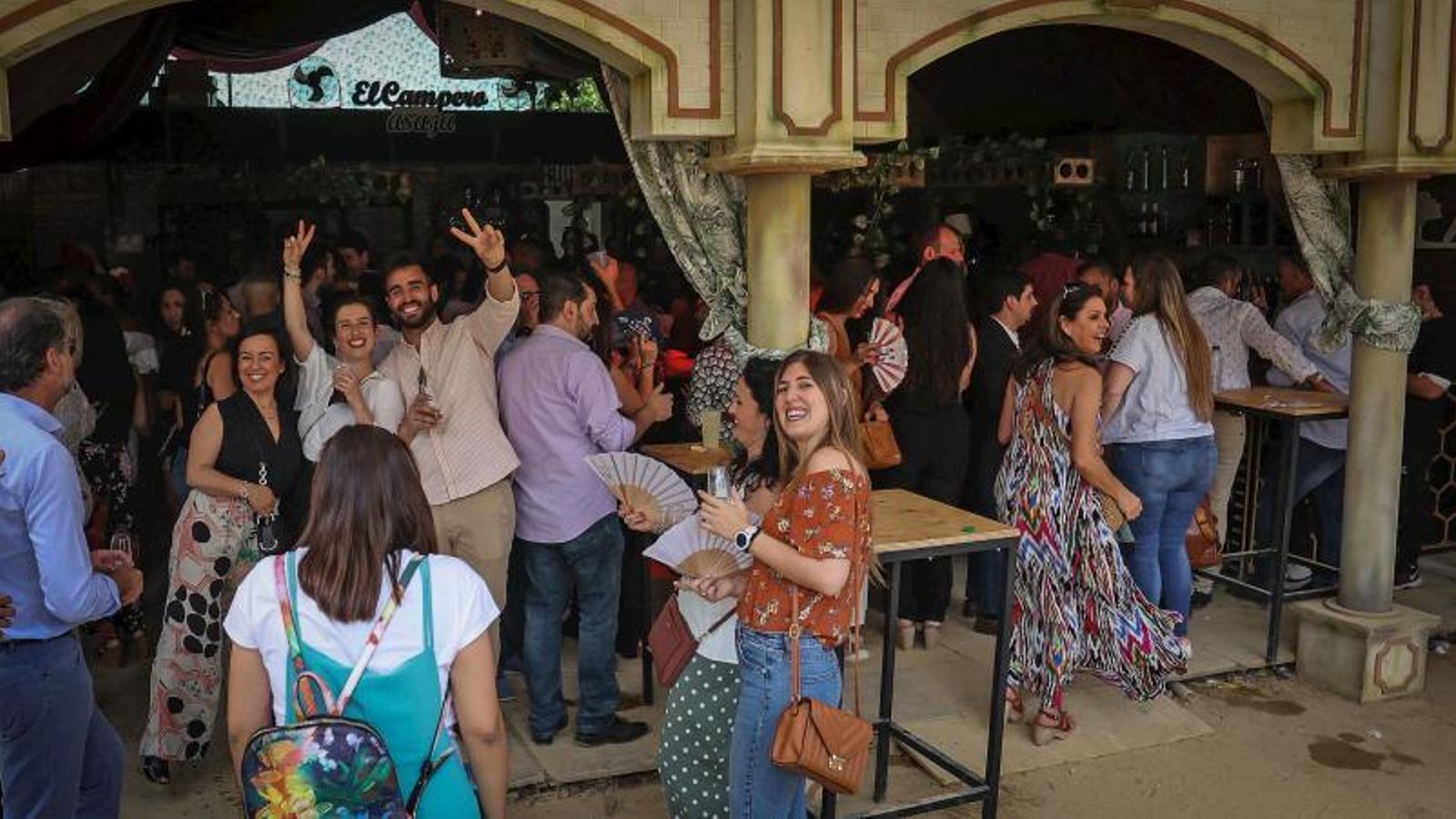 Jóvenes en una de las casetas con más ambiente nocturno del Real.