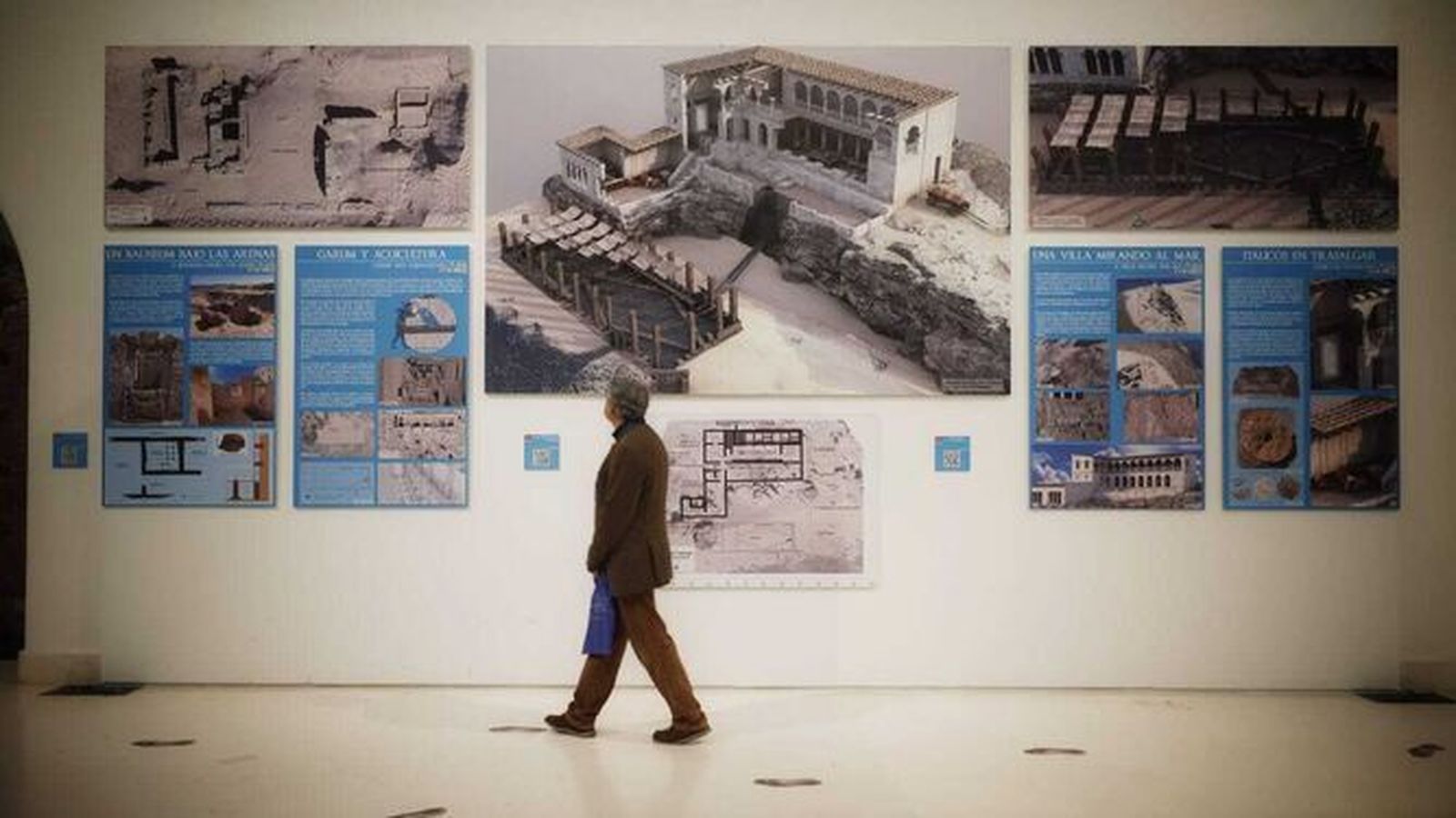 Imagen de archivo de los paneles que muestran la recreación de la villa romana en el Museo de Cádiz