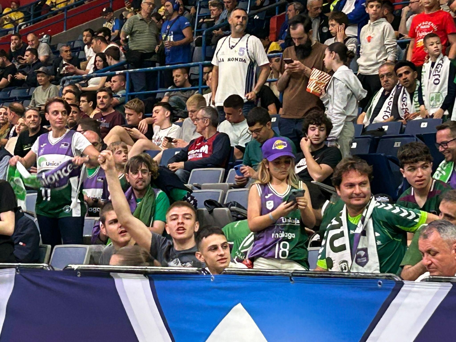 Búscate en las gradas en el Lenovo Tenerife - Unicaja de la final de la BCL