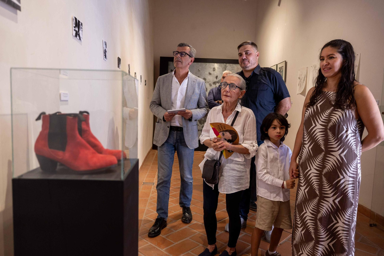 Foto de familia durante la inauguración de la exposición dedicada a Mario Maya.