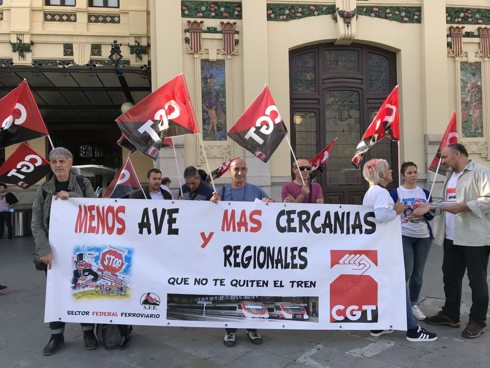 Imagen de la concentración que pidió en Valencia la vuelta del tren-hotel Alhambra.