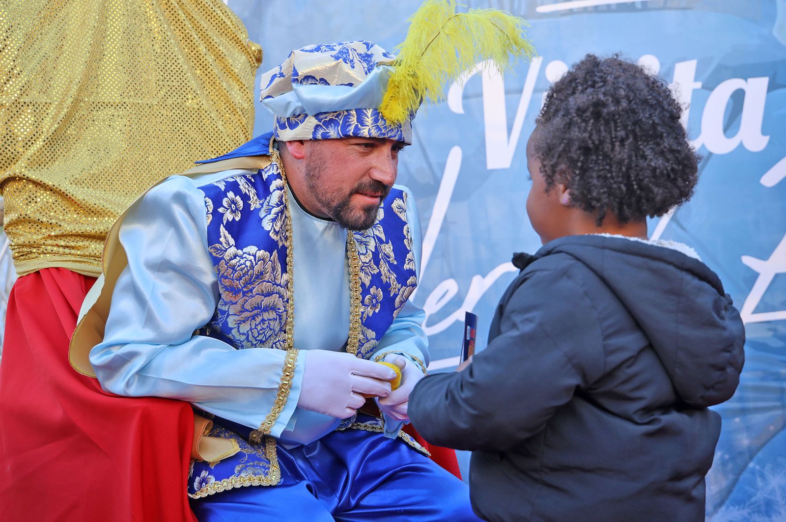 Imágenes del paje Real de SSMM los Reyes Magos recogiendo las cartas de los niños y niñas de Huelva en la plaza Houston