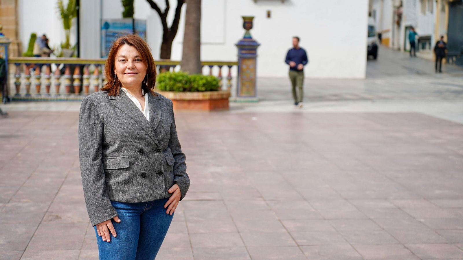 La autora del libreto de "Don Quijote, en un lugar de la mente", ante la iglesia de La Palma