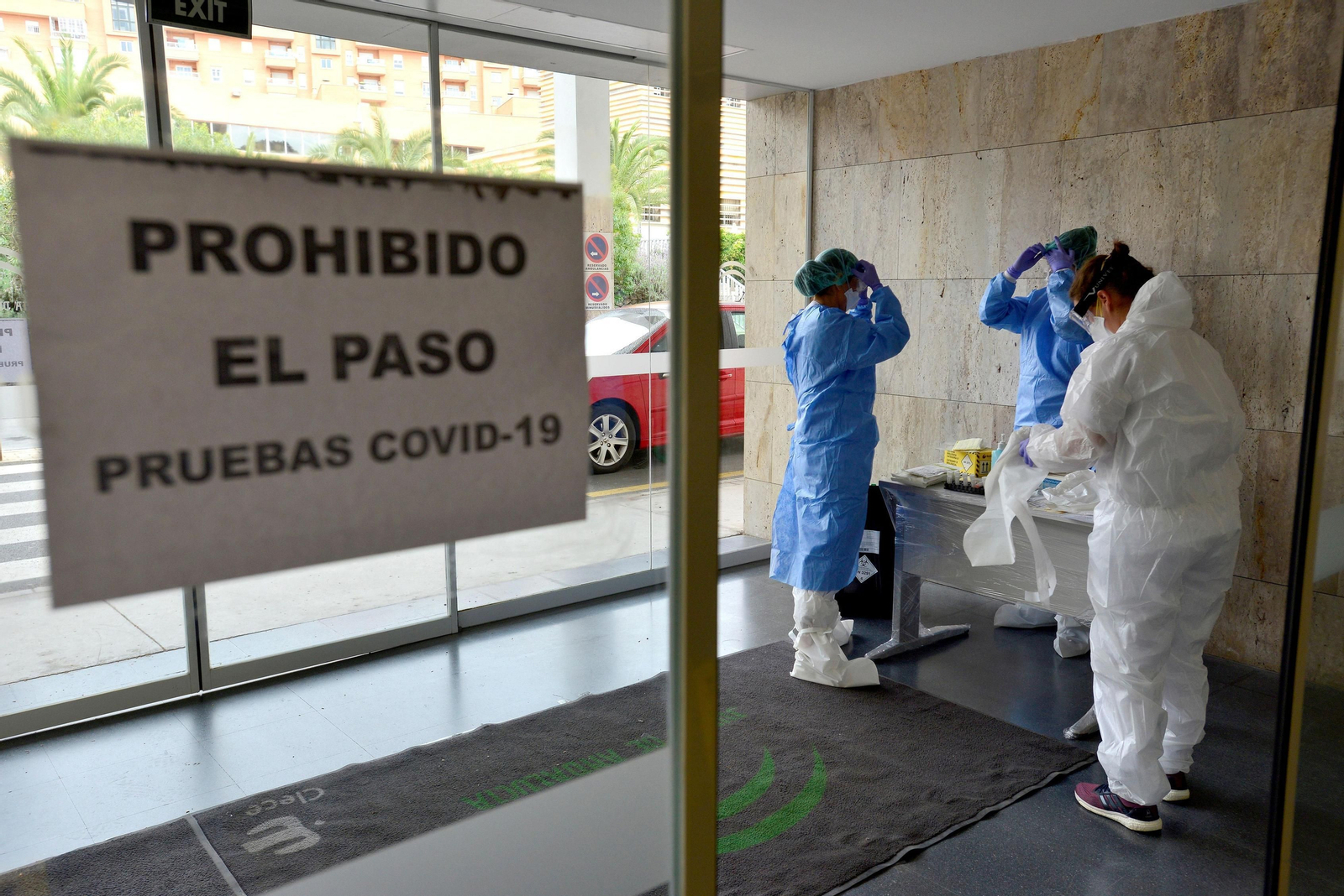 Personal sanitario realizando pruebas para detectar el coronavirus en Almería.