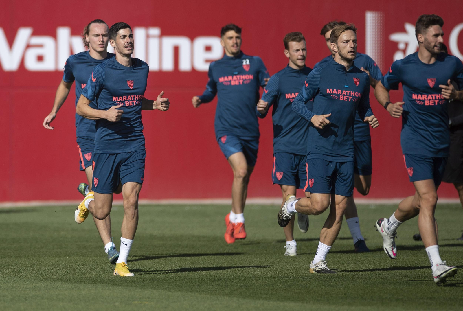 Carlos Fernández, en un entrenamiento, con Javi Vázquez, ya traspasado, tras Rakitic..